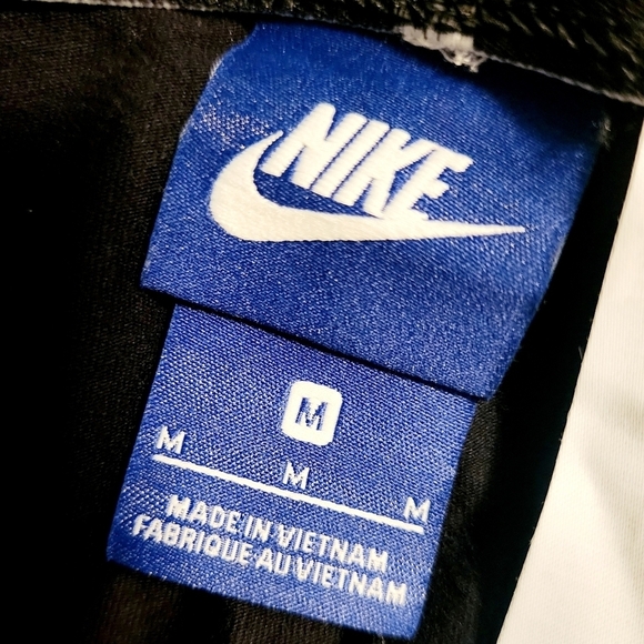 Nike Black Cropped Workout Legging Women's Medium M Logo Spellout Athletic EUC - Picture 9 of 11